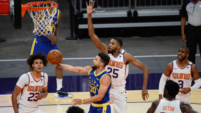 Golden State Warriors guard Stephen Curry goes up for a layup against Phoenix Suns forward Mikal Bridges
